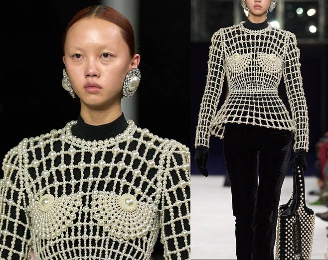 발망 2023 F/W 콜렉션에서 진주로 장식된 의상을 입은 모델이 런웨이를 걷고 있다. [발망]