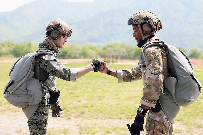 육군 특수전사령부(특전사)와 주한미특수전사령부(SOCKOR)가 지난달 28일 경기 하남에 위치한 강하훈련장에서 한미연합 우정 고공강하를 실시했다. [육군 제공]