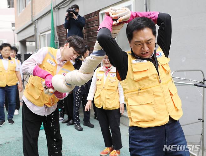 [서울=뉴시스] 김진아 기자 = 김기현 국민의힘 대표가 12일 오전 서울 성동구 아동 복지시설인 '이든 아이빌'을 찾아 봄맞이 빨래 봉사 활동을 하고 있다. 2023.05.12. bluesoda@newsis.com