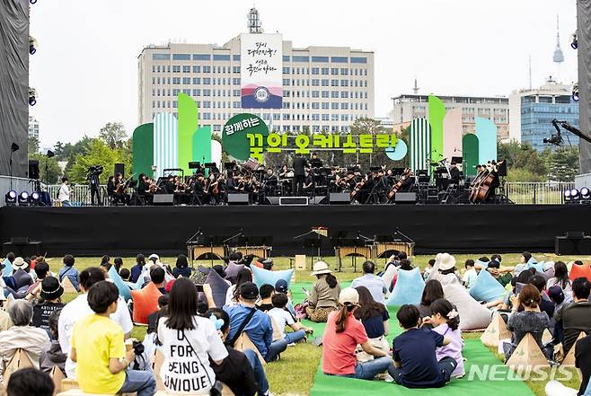 [서울=뉴시스] 정병혁 기자 = 13일 서울 용산구 용산어린이정원을 찾은 시민들이 '꿈의 오케스트라 오산'의 공연을 보며 즐거운 시간을 보내고 있다.  2023.05.13. jhope@newsis.com