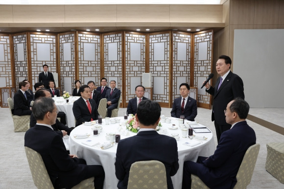 윤석열 대통령이 취임 1주년을 맞아 10일 서울 용산 대통령실에서 가진 국민의힘 지도부와의 오찬에서 인사말하고 있다. 연합뉴스