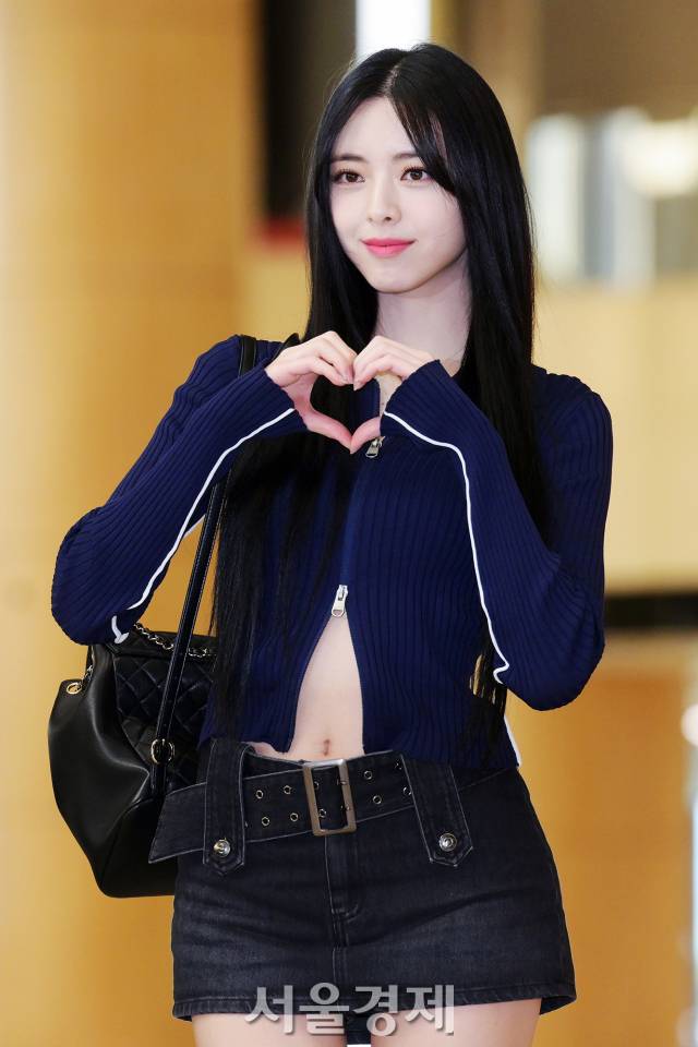 그룹 있지(ITZY) 유나가 13일 오전 KCON JAPAN 2023 공연 참석 차 김포국제공항을 통해 일본 도쿄로 출국하고 있다. 김규빈 기자