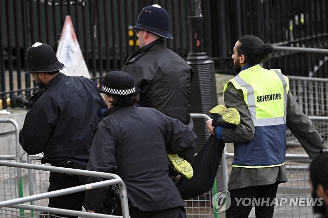 대관식 날 체포되는 '저스트 스톱 오일' 시위대 [AFP 연합뉴스 자료사진. 재판매 및 DB 금지]