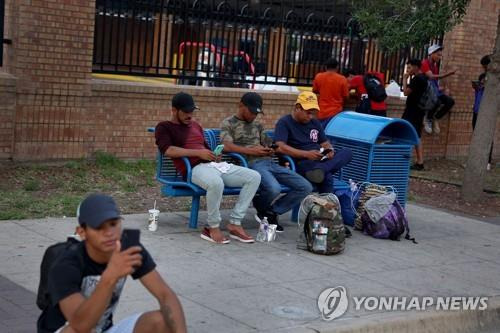 美 불법입국자 문제, 북부 대도시 인근 교외지역으로 확산  (브라운스빌[미 텍사스주] AFP=연합뉴스) 불법적으로 미국 국경을 넘어온 베네수엘라 남성들이 지난 10일(현지시간) 텍사스주 브라운스빌에서 시카고·뉴욕 등 성역도시로 가는 버스 탑승을 기다리고 있다. 2023.5.13 photo@yna.co.kr