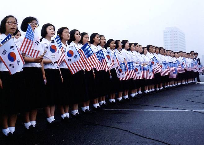 카터 미국 대통령 환영식에 참석한 여학생들. 1979년[국가기록원 제공]