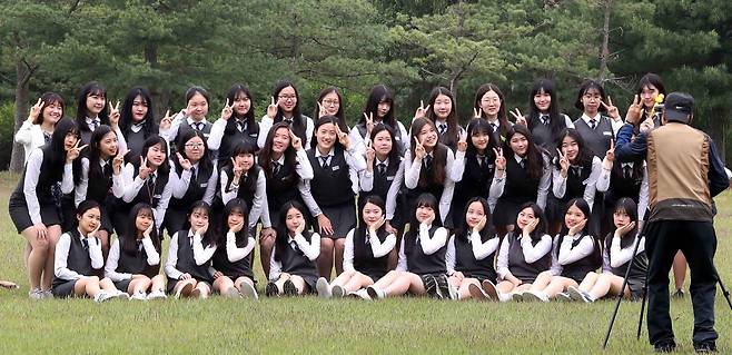 국립대전현충원에서 졸업사진을 찍고 있는 고3 학생들. 2017년 [연합뉴스 자료사진]