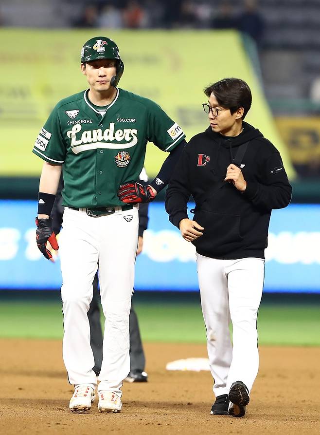 김서현 공에 맞은 오태곤 [SSG 랜더스 제공. 재판매 및 DB금지]