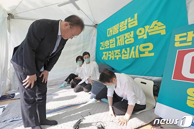 윤재옥 국민의힘 원내대표가 11일 오후 서울 중구 대한간호협회관 앞에서 간호법 제정을 위해 단식 중인 김영경 대한간호협회 회장에게 인사하고 있다. (공동취재) 2023.5.11/뉴스1 ⓒ News1 임세영 기자