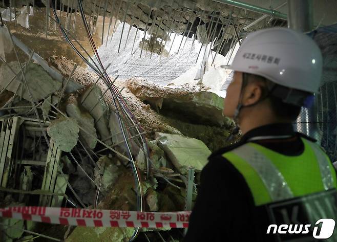 국토안전관리원 관계자가 2일 인천시 서구 검단의 한 아파트 지하주차장 슬래브 붕괴 현장을 살피고 있다. 2023.5.2/뉴스1 ⓒ News1 정진욱 기자