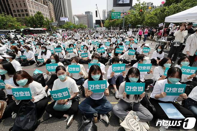 대한간호사협회 간호사들이 12일 오후 서울 동화면세점 앞 세종대로에서 열린 국제간호사의 날 기념 집회에서 피켓을 들고 간호법 제정을 촉구하고 있다. /뉴스1 ⓒ News1 박세연 기자