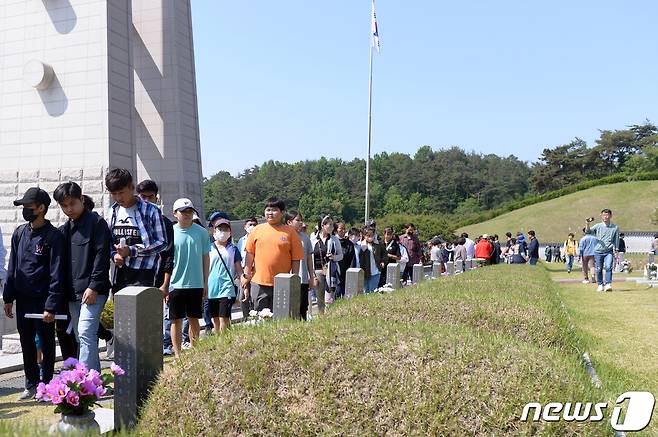 5·18민주화운동 제43주년을 나흘 앞둔 14일 오전 광주 북구 운정동 국립5·18민주묘지를 찾은 미얀마 출신 참배객들이 오월영령을 추모하고 있다. 2023.5.14/뉴스1 ⓒ News1 이승현 기자