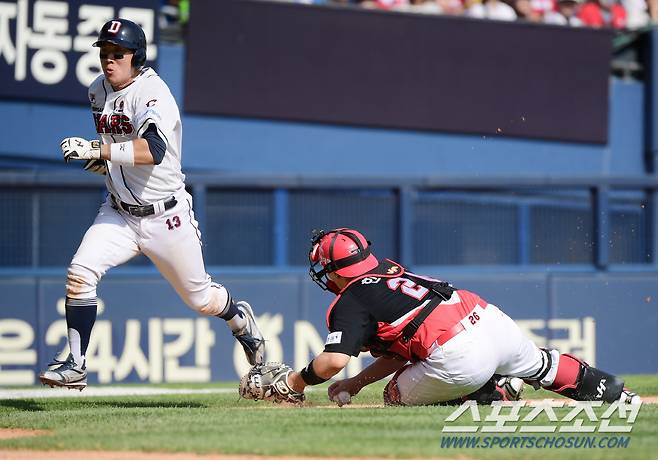 14일 잠실구장에서 열린 KIA 타이거즈와 두산 베어스 경기. 6회말 1사 2, 3루 조수행의 기습번트 때 허경민이 득점하고 있다. 잠실=정재근 기자 cjg@sportschosun.com/2023.5.14/