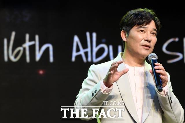 세븐일레븐이 가수 겸 배우 임창정과 협업해 지난 2월 출시한 '소주한잔' 제품을 더 이상 판매하지 않기로 했다. /더팩트 DB