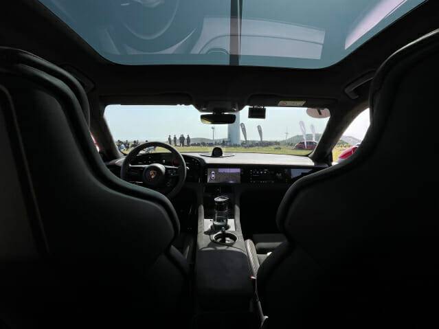 타이칸부터 최초 적용된 실내 디스플레이 패널인 포르쉐 드라이버 익스피리언스는 세 개의 디스플레이 패널을 연동한 방식이다. 대시보드에는 다양한 기능을 중앙 제어할 수 있다. 포르쉐는 타이칸을 발판으로 2030년까지 전동화 전환 비중을 80%로 확대하겠다는 계획이다. (사진=김재성 기자)