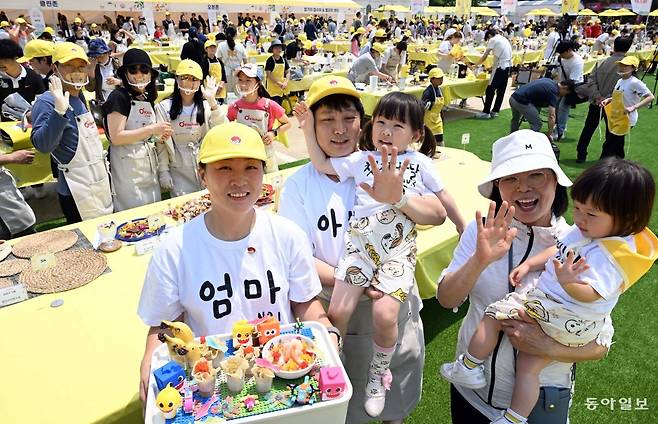 13일 경기 과천 서울랜드에서 열린 스위트홈 제26회 오뚜기 가족요리 페스티벌에서 참가 가족들이 기념촬영을 하고 있다. 오뚜기제공