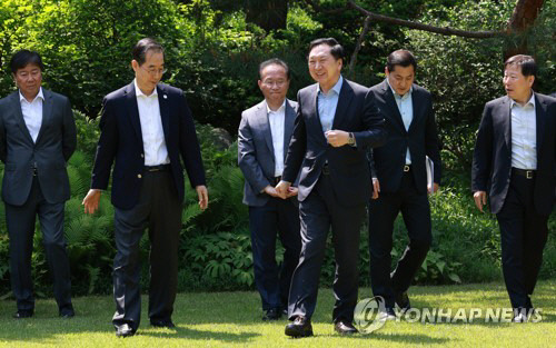 국민의힘과 정부는 14일 서울 종로구 총리 공관에서 고위당정협의회를 열고 야당이 단독 강행처리한 간호법 제정안에 대해 윤석열 대통령에게 재의요구권(거부권)을 행사하도록 건의하기로 방침을 굳혔다. 연합뉴스