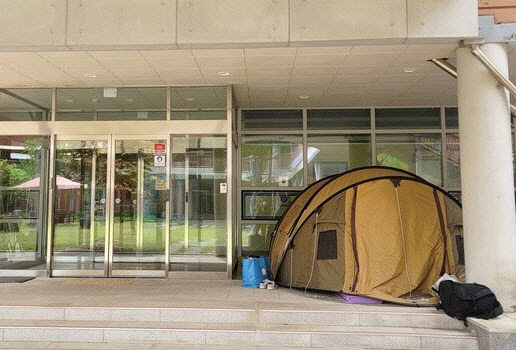 강원도내 한 고교 여학생 기숙사 앞에 설치된 텐트.    [연합뉴스]