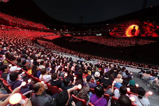 2023 조용필 콘서트 메운 관객들 (서울=연합뉴스) 13일 오후 서울 잠실종합운동장 올림픽주경기장에서 열린 '2023 조용필&위대한 탄생 콘서트'에서 관객들이 공연을 관람하고 있다. 2023.5.14 [인사이트엔터테인먼트 제공. 재판매 및 DB 금지] photo@yna.co.kr (끝)