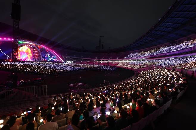 2023 조용필 콘서트 메운 관객들 (서울=연합뉴스) 13일 오후 서울 잠실종합운동장 올림픽주경기장에서 열린 '2023 조용필&위대한 탄생 콘서트'에서 관객들이 공연을 관람하고 있다. 2023.5.14 [인사이트엔터테인먼트 제공. 재판매 및 DB 금지] photo@yna.co.kr (끝)