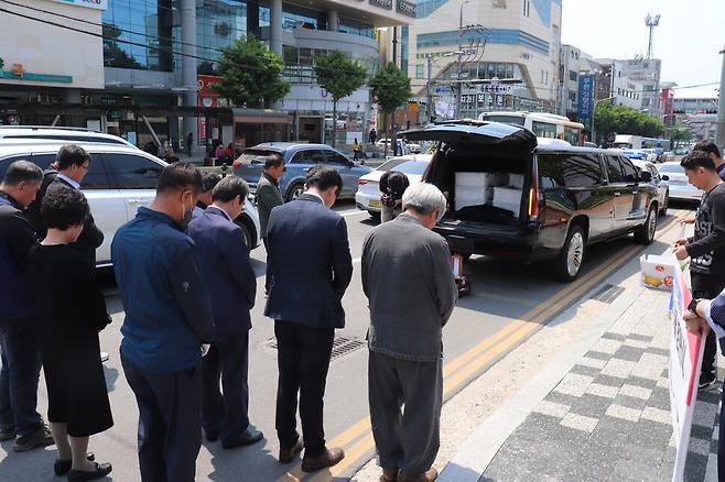 13일 오전 아산시청 광장에서 열린 한국전쟁 전후 민간인 희생자 아산지역 발굴유해 봉안식이 끝난 뒤 유족들이 아산시 시장길 옛 온양경찰서 자리에서 노제를 지내고 있다. 1기 진실화해위 진실규명 결과 온양경찰은 가해책임자로 결론난 바 있다. 아산/고경태 기자