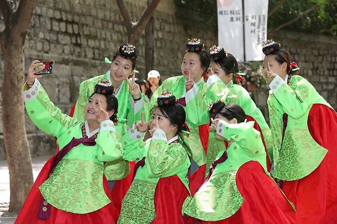 제51회 성년의 날을 하루 앞둔 14일 오후 서울 덕수궁 돌담길(차 없는 거리)에서 서울시 주최로 올해로 만 19세가 되는 2004년생들을 대상으로 성년 맞이 행사가 열렸다. 성년례를 마친 참가자들이 기념사진을 찍고 있다. 김봉규 선임기자 bong9@hani.co.kr