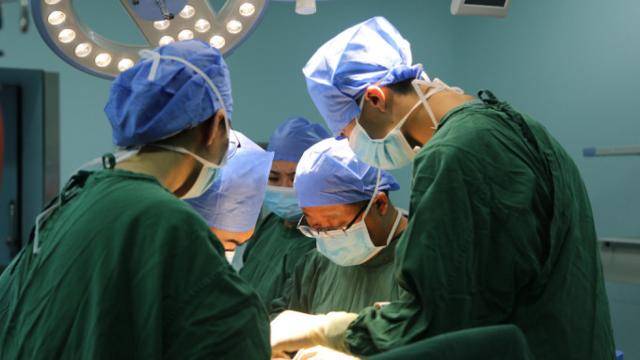 최근 중국 국립병원에서 근무하는 한 간호사가 "수술실에서는 남성 의사들의 성희롱이 일상처럼 이뤄지고 있다"고 폭로해 '의료 기관 내 성폭력 문제'가 도마에 올랐다. 사진은 중국의 한 병원에서 의료진이 수술하고 있는 모습. 바이두 캡처