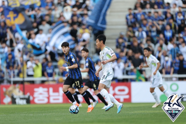 전북 중원의 핵심인 백승호가 인천을 상대로도 공격을 이끌었다.(사진=프로축구연맹)