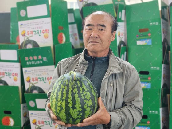 이창희 우곡그린복합영농조합 대표가 우곡그린수박을 들어보이고 있다. 김정석 기자