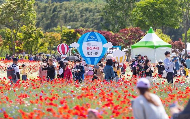 지난해 5월 열린 울산 태화강국가정원 봄꽃 축제에서 시민과 관광객들이 초화단지 주변을 돌며 활짝 핀 꽃양귀비를 감상하고 있다./울산시 제공