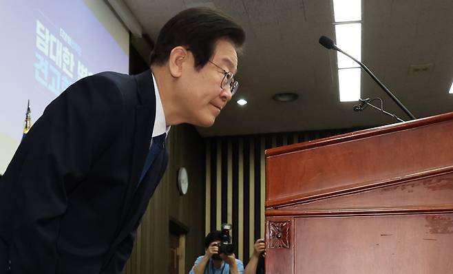 이재명 더불어민주당 대표가 14일 국회에서 열린 의원총회에서 거액의 가상투자 투자 논란이 불거진 김남국 의원에 대해 사과하고 있다. 연합뉴스