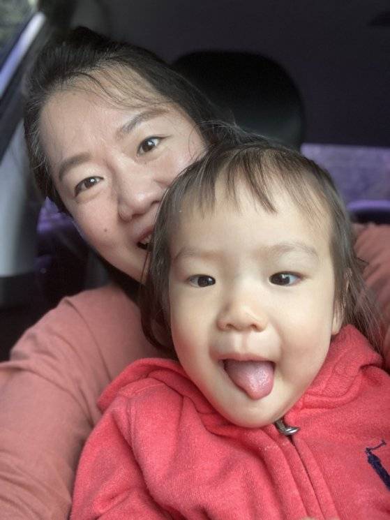Kim Mi-na, left, and her daughter Joo-e. Kim gave birth to Joo-e after falling unconscious for 22 days with Covid-19. [KIM MI-NA]