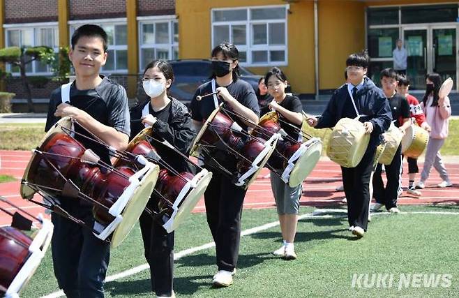 김상우(사진 첫번째) 학생을 비롯해 영광군남중학교 전교생이 방과 후 며칠 앞으로 다가온 찰보리 축제 공연을 위해 연습하고 있다.