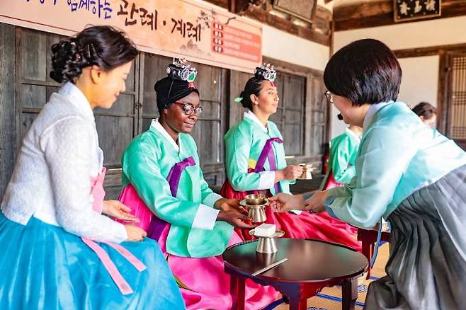 영남대가 올해 성년의 날을 맞아 외국인 유학생을 대상으로 한국의 전통 성년식인 관례(冠禮)·계례(笄禮) 체험 행사를 가졌다. (영남대 제공) 2023.05.14