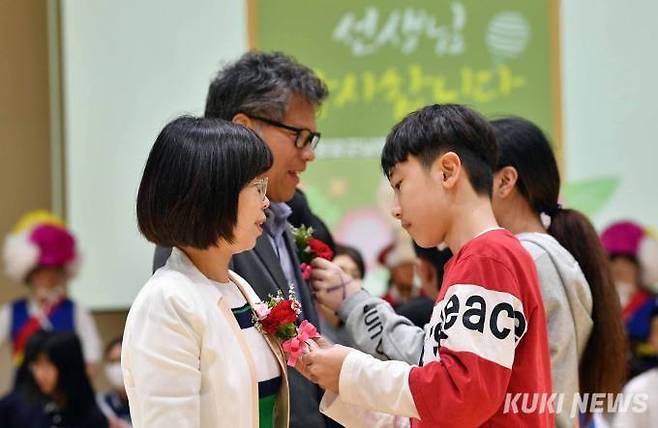 지난 11일 전남 영광군 군남중학교 학생들이 선생님께 카네이션을 달아 드리고 있다.   사진=곽경근 대기자