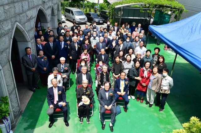 망원제일교회 성도들이 14일 서울 마포구 교회에서 열린 이상양 전도사 부조 제막식 후 기념 촬영을 하고 있다. 신석현 포토그래퍼