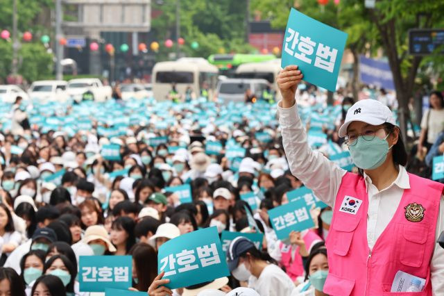 국제 간호사의 날인 지난 12일 오후 간호사들이 서울 종로구 광화문 일대에서 열린 '2023 국제간호사의 날 기념 축하 한마당' 행사에서 간호법 공포를 촉구하며 팻말을 들고 있다. 연합뉴스