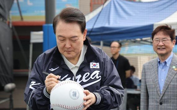 대형 야구공에 사인하는 윤석열 대통령 / 사진=연합뉴스