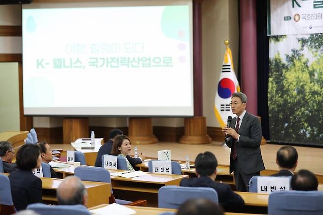 한국관광공사 이재환 부사장이 10일 국회에서 개최된 K-웰니스 정책 토론회에서 웰니스 관광산업에 대해 이야기 하고 있다./사진= 한국관광공사