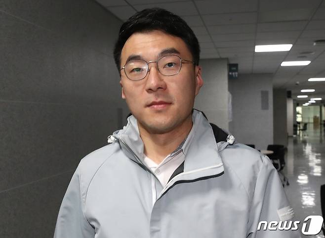 가상자산(암호화폐) 이상 거래 의혹 논란에 자진탈당을 선언한 김남국 더불어민주당 의원이 14일 오전 서울 여의도 국회 의원회관 의원실로 출근하고 있다.   김 의원은 이날 오전 자신의 사회관계망서비스(SNS)를 통해 "저는 오늘 사랑하는 민주당을 잠시 떠난다"고 밝혔다. /사진=뉴스1