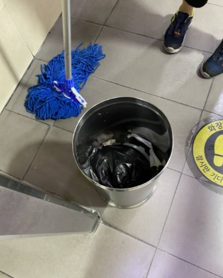 화장실 쓰레기통에 버려진 음식물 쓰레기. 여름엔 냄새가 심하게 난다고./사진=남형도 기자