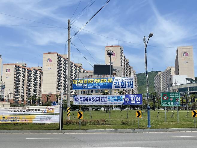 여수시를 지역구로 한 더불어민주당 주철현(여수 갑) 의원과 김회재(여수 을) 의원의 플랜카드가 나란히 걸려 있다. 이세진 기자