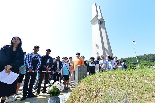 [광주=뉴시스] 김혜인 기자 = 14일 오전 광주 북구 운정동 국립 5·18민주묘지에서 미얀마 이주 노동자들이 희생자의 묘지를 참배하고 있다. 2023.05.14. hyein0342@newsis.com