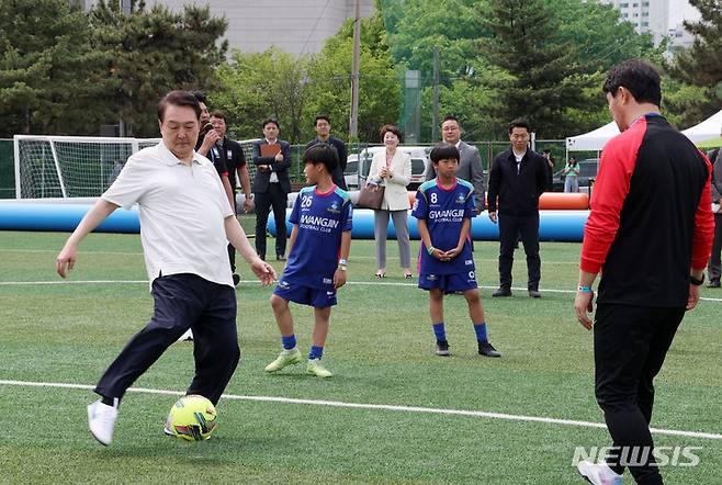 [서울=뉴시스] 전신 기자 = 윤석열 대통령이 14일 서울 용산어린이정원 내 축구장에서 열린 축구 클리닉에서 전국 유소년 축구대회에 참가한 어린이 선수들과 즐거운 시간을 보내고 있다. (대통령실통신사진기자단) 2023.05.14. photo1006@newsis.com