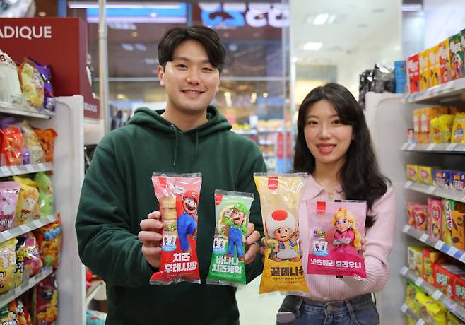 GS25에서 모델들이 슈퍼마리오빵을 들고 포즈를 취하고 있다.(사진=GS25 제공) *재판매 및 DB 금지