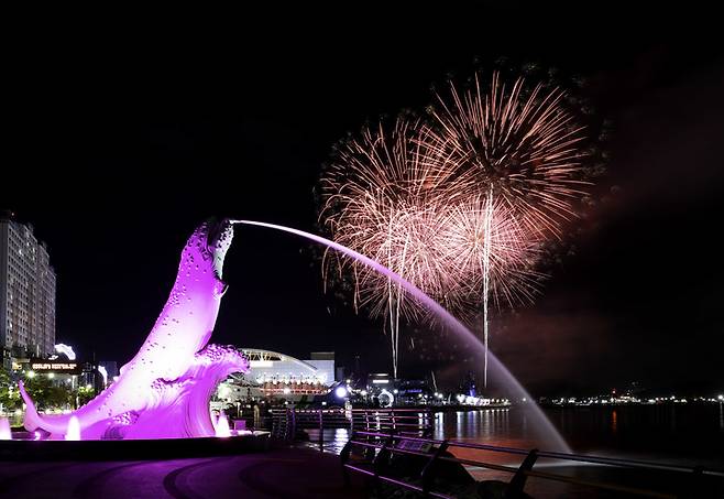 [울산=뉴시스]2023 울산고래축제 개막식에 이어 펼쳐진 스페셜 불꽃쇼. (사진=울산 남구 제공) photo@newsis.com *재판매 및 DB 금지