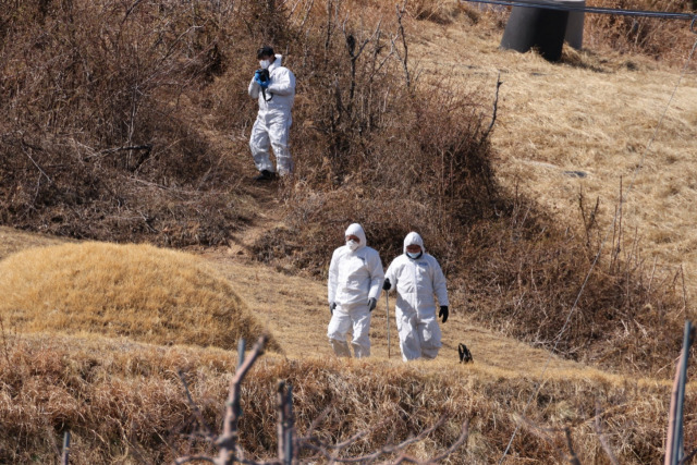 ▲경찰이 이재명 더불어민주당 대표 부모 묘소 훼손 사건과 관련해 현장감식을 진행하고 있다. ⓒ더팩트