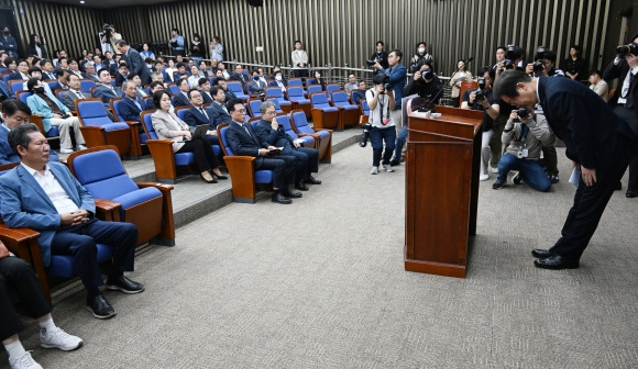 이재명 민주당 대표 사과 - 더불어민주당은 14일 오후 국회에서 당 혁신 방안을 모색하는 ‘쇄신 의총’을 개최해 이에 참석한 이재명대표가 모두발언중, ‘김남국 코인 논란’에 “국민께 심려끼쳐 진심으로 사과”히고 있다.2023.5.14.안주영 전문기자