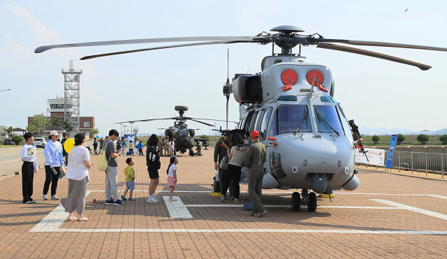 지난 13일 평택해군기지에서 열린 ‘제1회 평택 해양페스티벌’에 전시된 군용 헬리콥터를 시민들이 살펴보고 있다. 사진 제공 = 평택시