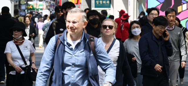 지난 달 21일 서울 중구 명동거리가 엔데믹을 맞아 한국을 찾은 외국인 관광객과 시민들로 붐비고 있다./오승현 기자