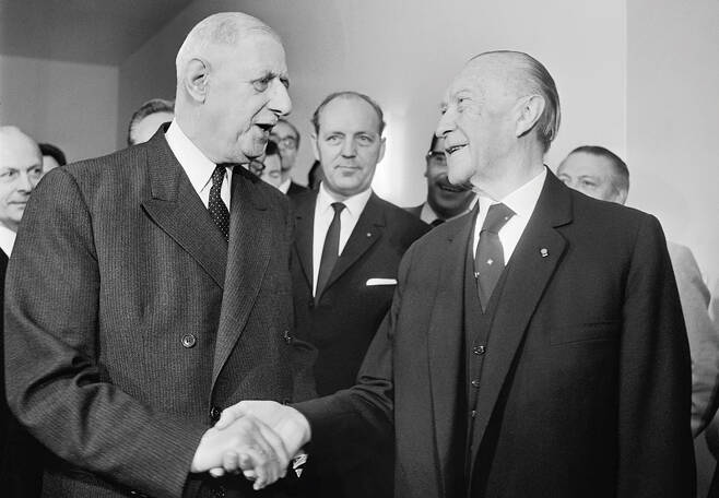 1965년 6월, 드골 당시 프랑스 대통령이 독일 수도 본을 방문해 아데나워 전 총리와 악수하는 모습 ⓒDPA 연합
